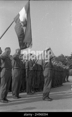 Warszawa, 1947-08-04. Uroczystoœæ po¿egnania Jugos³owiañskiej Brygady pracy w parku Traugutta. NZ. salut brygady jugos³owiañskiej i flaga Jugos³awii. wb/gr PAP Warschau, 4. August 1947. Offizieller Abschied von der jugoslawischen Arbeitsbrigade im Traugutt Park. Im Bild: Die jugoslawische Brigade begrüßt die jugoslawische Flagge. wb/gr PAP Stockfoto