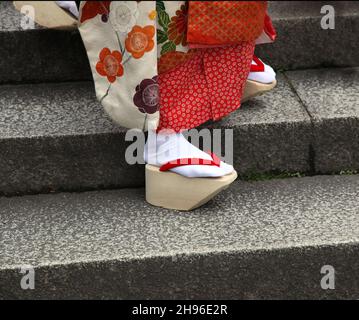 Nahaufnahme der traditionellen Okobo-Holzsandalen eines japanischen Maiko (Geisha in Training). Kyoto Japan Stockfoto