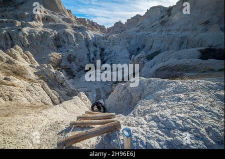 Klettern an der Leiter am Notch Trail Badlands National Park, South Dakota Stockfoto