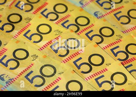 Nahaufnahme vieler australischer 50-Dollar-Scheine. Geringe Schärfentiefe Stockfoto