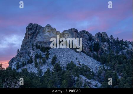 Mount Rushmore National Monument bei Sonnenuntergang, Herbst 2021, South Dakota Stockfoto