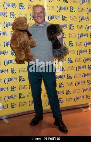 London, Großbritannien. 04th Dez 2021. Schauspieler Peter Duncan nimmt an der Filmpremiere der Fotokalle von Pantomine ‘Cinderella' im Everyman Cinema King's Cross in London Teil. Kredit: SOPA Images Limited/Alamy Live Nachrichten Stockfoto