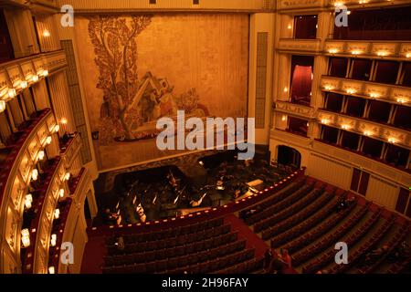 WIEN, ÖSTERREICH - 11. Okt 2021: Ein Interieur der berühmten Wiener Staatsoper Stockfoto