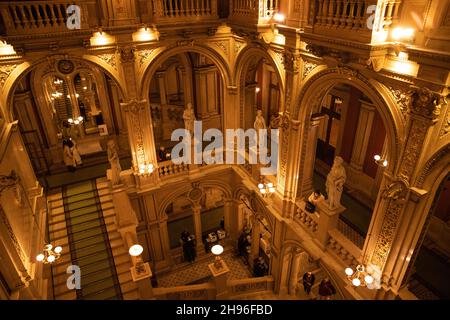 VIENN, ÖSTERREICH - 11. Okt 2021: Ein Interieur der berühmten Wiener Staatsoper Stockfoto