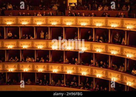 WIEN, ÖSTERREICH - 11. Okt 2021: Ein Interieur der berühmten Wiener Staatsoper Stockfoto