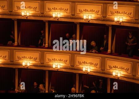 WIEN, ÖSTERREICH - 11. Okt 2021: Ein Interieur der berühmten Wiener Staatsoper Stockfoto