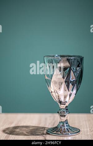 Glänzendes strukturiertes Glas auf hellblauem Hintergrund. Stockfoto