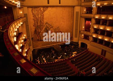 WIEN, ÖSTERREICH - 11. Okt 2021: Ein Interieur der berühmten Wiener Staatsoper Stockfoto