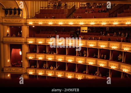 WIEN, ÖSTERREICH - 11. Okt 2021: Ein Interieur der berühmten Wiener Staatsoper Stockfoto