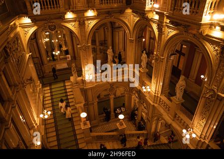 WIEN, ÖSTERREICH - 11. Okt 2021: Ein Interieur der berühmten Wiener Staatsoper Stockfoto