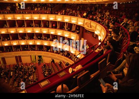 WIEN, ÖSTERREICH - 11. Okt 2021: Ein Interieur der berühmten Wiener Staatsoper Stockfoto