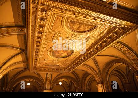 WIEN, ÖSTERREICH - 11. Okt 2021: Ein Interieur der berühmten Wiener Staatsoper Stockfoto