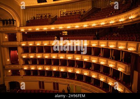 WIEN, ÖSTERREICH - 11. Okt 2021: Ein Interieur der berühmten Wiener Staatsoper Stockfoto