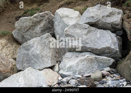 Riesige Steinblöcke am Fistral Beach in Cornwall, England Stockfoto