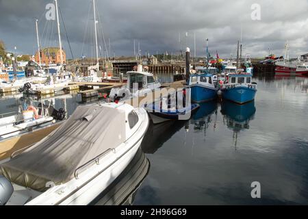 Padstow Harbour, Padstow, Cornwall, England, Dezember 2nd 2021, Ein Blick auf Padstow Harbour an einem stürmischen Wintertag. Stockfoto