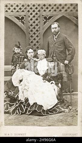 Gruppenporträt des Prinzen und der Prinzessin von Wales mit ihren Kindern, 1868. Von links nach rechts Prinz George (1865 - 1936), Prinzessin Alexandra von Dänemark, Prinzessin von Wales (1863 - 1901) mit Prinzessin Victoria (1868 - 1935) auf dem Schoß, Prinzessin Louise (1867 - 1931), Prinz Albert Victor (1864 - 1892) und Prinz Albert Edward, Prinz von Wales (1841 - 1910). Fotografie von W. & D. Downey (1855 - 1940) Stockfoto