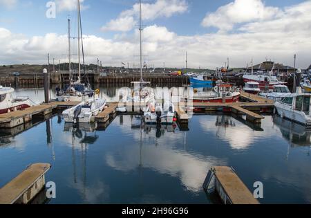 Padstow Harbour, Padstow, Cornwall, England, Dezember 2nd 2021, Ein Blick auf Padstow Harbour an einem stürmischen Wintertag. Stockfoto