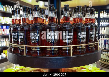 Tel-Aviv, Israel 20. juli 2021: Mehrere Flaschen Southern Comfort Whiskey sind in einem lokalen Lebensmittelgeschäft ausgestellt. Stockfoto