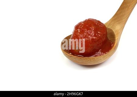 Gehackte Tomaten auf weiß isoliert. Stockfoto