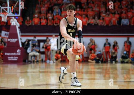 Blacksburg, Virginia, USA. 04th Dez 2021. Wake Forest Demon Deacons Forward Jake LaRavia (0) spielt den Ball während des NCAA-Basketballspiels zwischen den Wake Forest Demon Deacons und den Virginia Tech Hokies im Cassell Coliseum in Blacksburg, Virginia. Greg Atkins/CSM/Alamy Live News Stockfoto