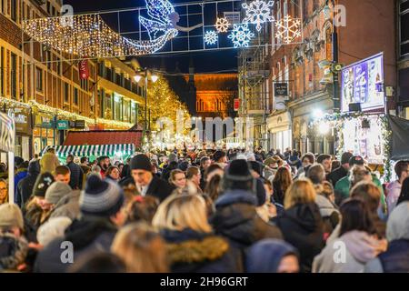 Worcester, Großbritannien. 4th. Dezember 2021. Worcester Victorian Christmas, das Weihnachtsfest, ist am ersten Dezemberwochenende in vollem Gange. Die Straßen sind voll mit der Öffentlichkeit genießen eine Vielzahl von Ständen mit festlichen Geschenken und Essen. Kredit: Lee Hudson/Alamy Live Nachrichten Stockfoto