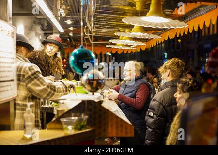 Worcester, Großbritannien. 4th. Dezember 2021. Worcester Victorian Christmas, das Weihnachtsfest, ist am ersten Dezemberwochenende in vollem Gange. Die Straßen sind voll mit der Öffentlichkeit genießen eine Vielzahl von Ständen mit Geschenken und Essen. Kredit: Lee Hudson/Alamy Live Nachrichten Stockfoto