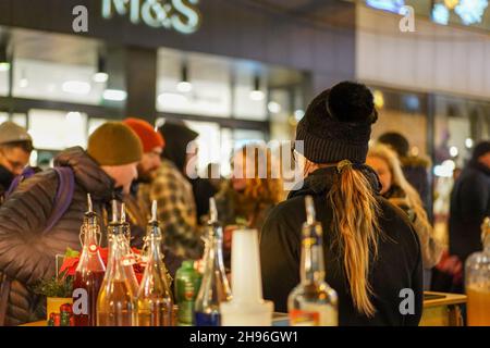 Worcester, Großbritannien. 4th. Dezember 2021. Worcester Victorian Christmas, das Weihnachtsfest, ist am ersten Dezemberwochenende in vollem Gange. Die Straßen sind voll mit der Öffentlichkeit genießen eine Vielzahl von Ständen mit Geschenken und Essen. Kredit: Lee Hudson/Alamy Live Nachrichten Stockfoto