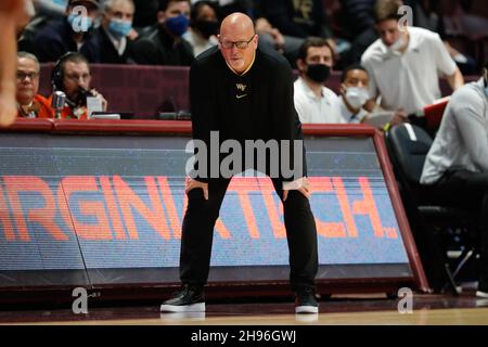 Blacksburg, Virginia, USA. 04th Dez 2021. Steve Forbes, Cheftrainer von Wake Forest Demon Deacons, schaut während des NCAA-Basketballspiels zwischen den Wake Forest Demon Deacons und den Virginia Tech Hokies im Cassell Coliseum in Blacksburg, Virginia, auf. Greg Atkins/CSM/Alamy Live News Stockfoto