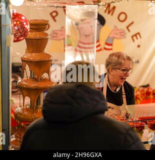 Worcester, Großbritannien. 4th. Dezember 2021. Worcester Victorian Christmas, das Weihnachtsfest, ist am ersten Dezemberwochenende in vollem Gange. Die Straßen sind voll mit der Öffentlichkeit genießen eine Vielzahl von Ständen mit Geschenken und Essen. Kredit: Lee Hudson/Alamy Live Nachrichten Stockfoto