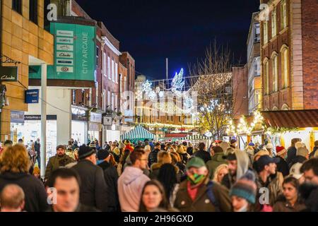 Worcester, Großbritannien. 4th. Dezember 2021. Worcester Victorian Christmas, das Weihnachtsfest, ist am ersten Dezemberwochenende in vollem Gange. Die Streust ist voll mit dem Publikum genießen eine Vielzahl von Ständen bieten Geschenke und Essen. Kredit: Lee Hudson/Alamy Live Nachrichten Stockfoto