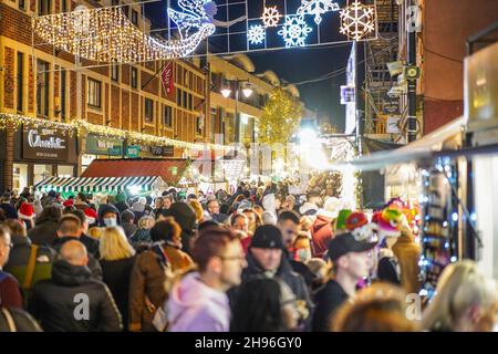 Worcester, Großbritannien. 4th. Dezember 2021. Worcester Victorian Christmas, das Weihnachtsfest, ist am ersten Dezemberwochenende in vollem Gange. Die Straßen sind voll mit der Öffentlichkeit genießen eine Vielzahl von Ständen mit Geschenken und Essen. Kredit: Lee Hudson/Alamy Live Nachrichten Stockfoto