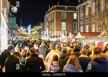 Worcester, Großbritannien. 4th. Dezember 2021. Worcester Victorian Christmas, das Weihnachtsfest, ist am ersten Dezemberwochenende in vollem Gange. Die Straßen sind voll mit der Öffentlichkeit genießen eine Vielzahl von Ständen mit Geschenken und Essen. Kredit: Lee Hudson/Alamy Live Nachrichten Stockfoto