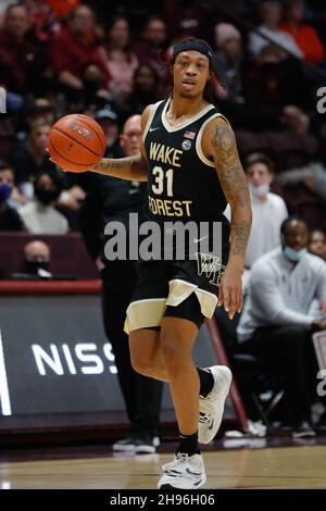 Blacksburg, Virginia, USA. 04th Dez 2021. Wake Forest Demon Deacons bewachen Alondes Williams (31) beim NCAA-Basketballspiel zwischen den Wake Forest Demon Deacons und den Virginia Tech Hokies im Cassell Coliseum in Blacksburg, Virginia. Greg Atkins/CSM/Alamy Live News Stockfoto