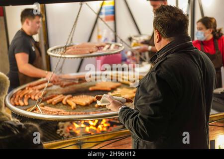 Worcester, Großbritannien. 4th. Dezember 2021. Worcester Victorian Christmas, das Weihnachtsfest, ist am ersten Dezemberwochenende in vollem Gange. Die Straßen sind voll mit der Öffentlichkeit genießen eine Vielzahl von Ständen mit Geschenken und Essen. Kredit: Lee Hudson/Alamy Live Nachrichten Stockfoto