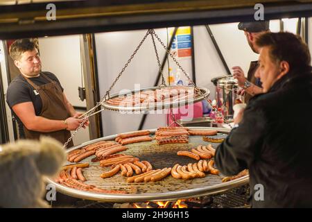 Worcester, Großbritannien. 4th. Dezember 2021. Worcester Victorian Christmas, das Weihnachtsfest, ist am ersten Dezemberwochenende in vollem Gange. Die Straßen sind voll mit der Öffentlichkeit genießen eine Vielzahl von Ständen mit Geschenken und Essen. Kredit: Lee Hudson/Alamy Live Nachrichten Stockfoto