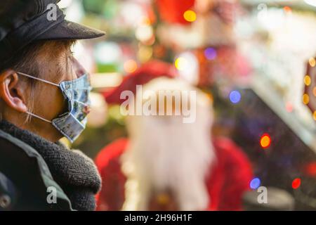 Worcester, Großbritannien. 4th. Dezember 2021. Worcester Victorian Christmas, das Weihnachtsfest, ist am ersten Dezemberwochenende in vollem Gange. Die Straßen sind voll mit der Öffentlichkeit genießen eine Vielzahl von Ständen mit Geschenken und Essen. Kredit: Lee Hudson/Alamy Live Nachrichten Stockfoto