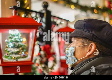 Worcester, Großbritannien. 4th. Dezember 2021. Worcester Victorian Christmas, das Weihnachtsfest, ist am ersten Dezemberwochenende in vollem Gange. Die Straßen sind voll mit der Öffentlichkeit genießen eine Vielzahl von Ständen mit Geschenken und Essen. Kredit: Lee Hudson/Alamy Live Nachrichten Stockfoto