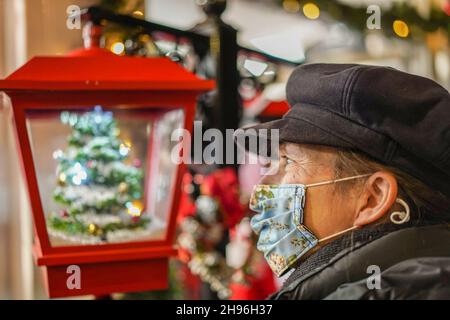 Worcester, Großbritannien. 4th. Dezember 2021. Worcester Victorian Christmas, das Weihnachtsfest, ist am ersten Dezemberwochenende in vollem Gange. Die Straßen sind voll mit der Öffentlichkeit genießen eine Vielzahl von Ständen mit festlichen Geschenken und Essen. Kredit: Lee Hudson/Alamy Live Nachrichten Stockfoto