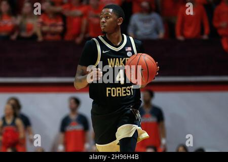 Blacksburg, Virginia, USA. 04th Dez 2021. Wake Forest Demon Deacons bewachen Daivien Williamson (4) beim NCAA-Basketballspiel zwischen den Wake Forest Demon Deacons und den Virginia Tech Hokies im Cassell Coliseum in Blacksburg, Virginia. Greg Atkins/CSM/Alamy Live News Stockfoto