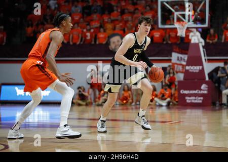 Blacksburg, Virginia, USA. 04th Dez 2021. Wake Forest Demon Deacons Forward Jake LaRavia (0) dribbelt während des NCAA-Basketballspiels zwischen den Wake Forest Demon Deacons und den Virginia Tech Hokies im Cassell Coliseum in Blacksburg, Virginia. Greg Atkins/CSM/Alamy Live News Stockfoto