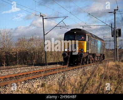 Die Diesellokomotive der Baureihe 57 57312 der Rail Operations Group fährt von Northampton auf der West Coast Mainline nach Norden Stockfoto