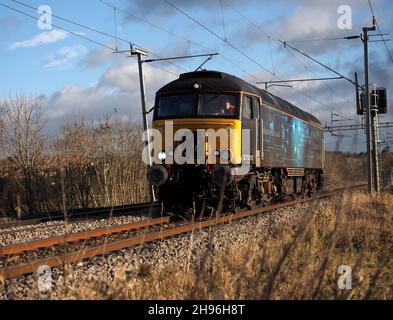 Die Diesellokomotive der Baureihe 57 57312 der Rail Operations Group fährt von Northampton auf der West Coast Mainline nach Norden Stockfoto