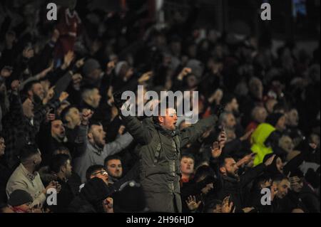 Jubelende Swindon-Fans in Vollzeit während des Spiels der zweiten Runde des FA Cup zwischen Walsall und Swindon Town am 4. Dezember 2021 im Banks's Stadium, Walsall, England. Foto von Karl Newton/Prime Media Images. Quelle: Prime Media Images/Alamy Live News Stockfoto