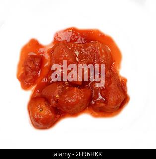 Gehackte Tomaten auf weiß isoliert. Stockfoto