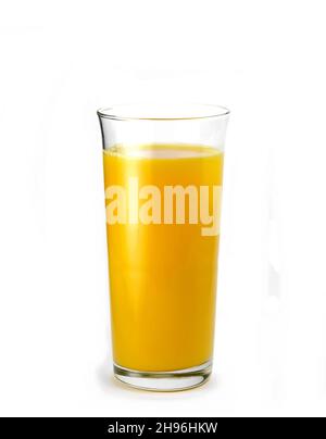 Immunstärkender, entzündungshemmender Smoothie mit Orange, Ananas, Kurkuma, isoliert auf Weiß. Detox Morgen Saft trinken, sauberes Essen. Stockfoto