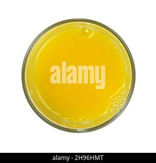 Immunstärkender, entzündungshemmender Smoothie mit Orange, Ananas, Kurkuma, isoliert auf Weiß. Detox Morgen Saft trinken, sauberes Essen. Stockfoto