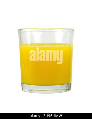 Immunstärkender, entzündungshemmender Smoothie mit Orange, Ananas, Kurkuma, isoliert auf Weiß. Detox Morgen Saft trinken, sauberes Essen. Stockfoto