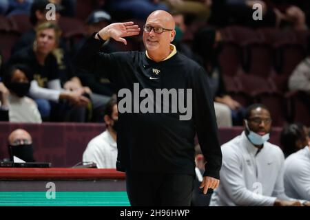 Blacksburg, Virginia, USA. 04th Dez 2021. Steve Forbes, Cheftrainer von Wake Forest Demon Deacons, zeigt während des NCAA-Basketballspiels zwischen den Wake Forest Demon Deacons und den Virginia Tech Hokies im Cassell Coliseum in Blacksburg, Virginia, Gesten. Greg Atkins/CSM/Alamy Live News Stockfoto