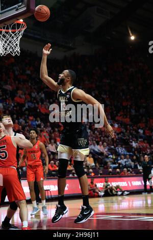 Blacksburg, Virginia, USA. 04th Dez 2021. Wake Forest Demon Deacons leiten Dallas Walton (13) während des NCAA-Basketballspiels zwischen den Wake Forest Demon Deacons und den Virginia Tech Hokies im Cassell Coliseum in Blacksburg, Virginia, weiter. Greg Atkins/CSM/Alamy Live News Stockfoto