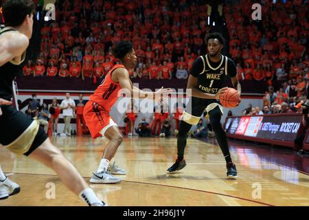 Blacksburg, Virginia, USA. 04th Dez 2021. Wake Forest Demon Deacons Forward Isaiah Mucius (1) scheint während des NCAA-Basketballspiels zwischen den Wake Forest Demon Deacons und den Virginia Tech Hokies im Cassell Coliseum in Blacksburg, Virginia, vorbeizugehen. Greg Atkins/CSM/Alamy Live News Stockfoto